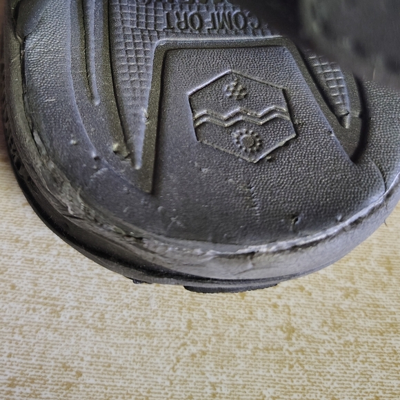 Khombu Black Sandals size 9 - Picture 4 of 6